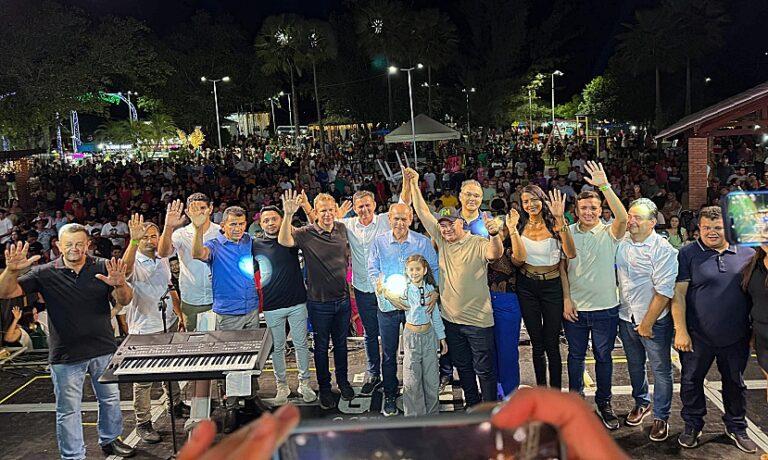 HISTÓRICO: Jatobaenses comemoram entrega de estádio e lotam praça no show do aniversário de 29 anos do município