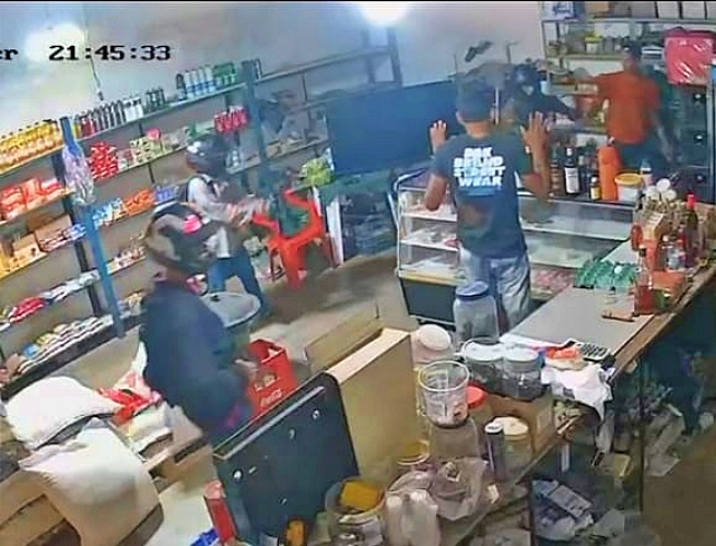 AÇÃO VIOLENTA: Trio invade estabelecimento e tenta fazer arrastão roubando pertence de clientes em Campo Maior